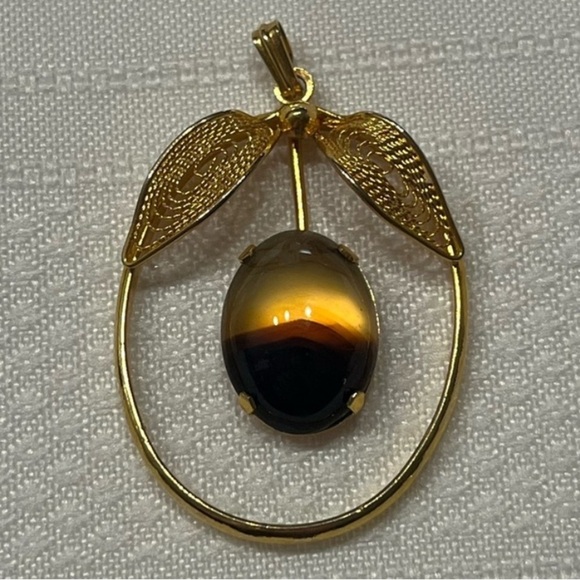 Vintage Jewelry - Gorgeous gold tone vintage pendant